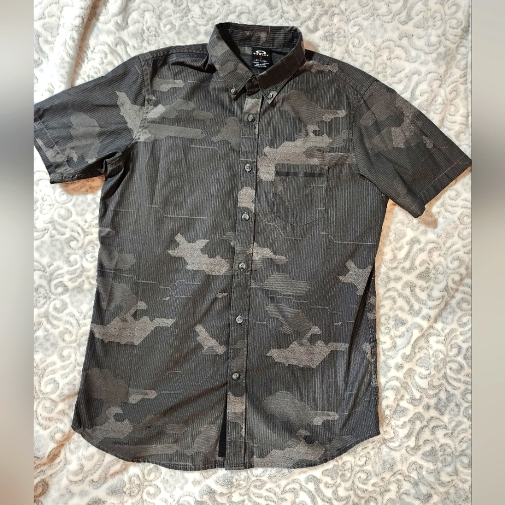 Men's Oakley Short Sleeve Button-down size Small